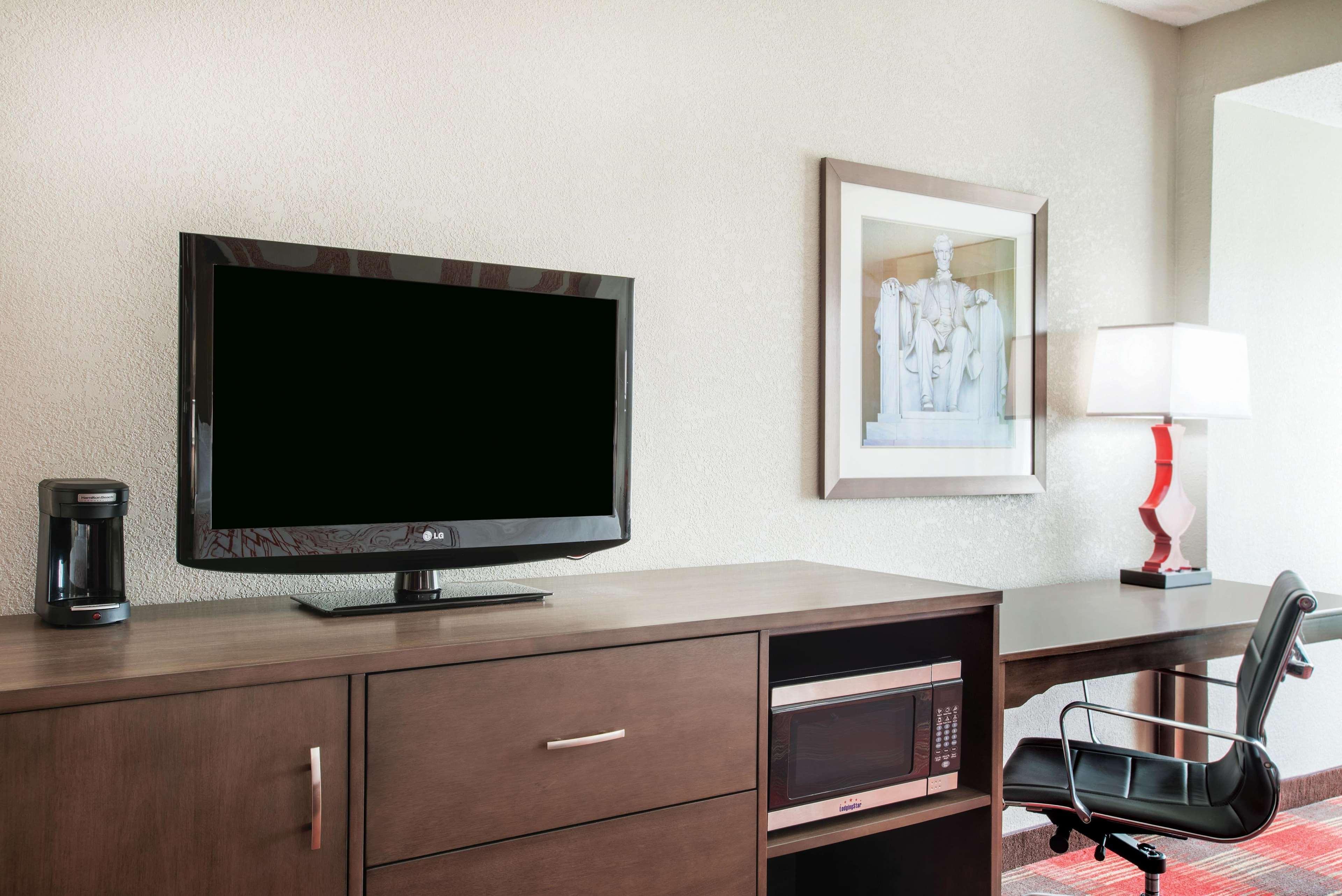 La Quinta Inn & Suites By Wyndham Dc Metro Capital Beltway Capitol Heights Bagian luar foto