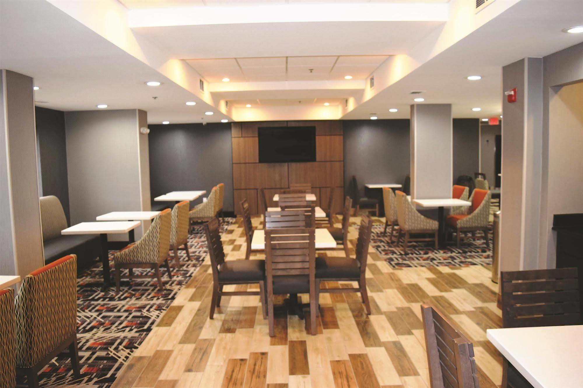 La Quinta Inn & Suites By Wyndham Dc Metro Capital Beltway Capitol Heights Bagian luar foto